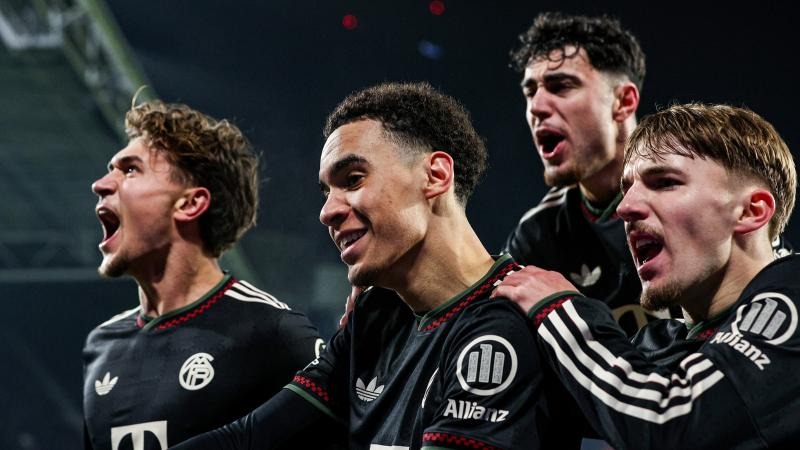 亚利桑那响尾蛇在 2001 年凭借左右王牌击败洋基王朝，建队仅四年即夺冠