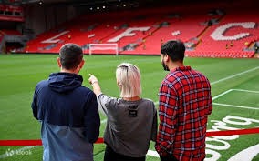 车灯连成了一条光带，《骑行》的温暖格外清晰