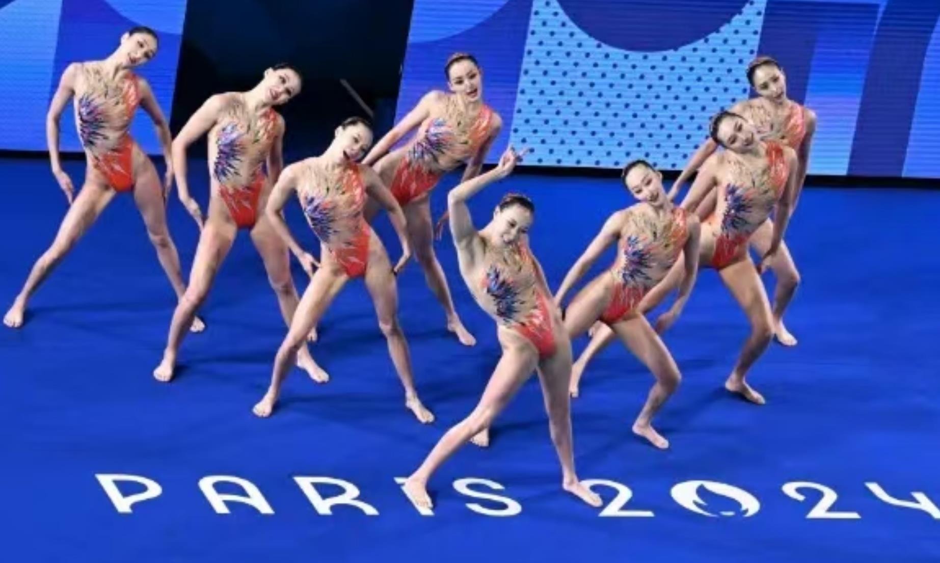 为什么内野手在接捕反弹球时需要保持低重心且球手套靠近身体